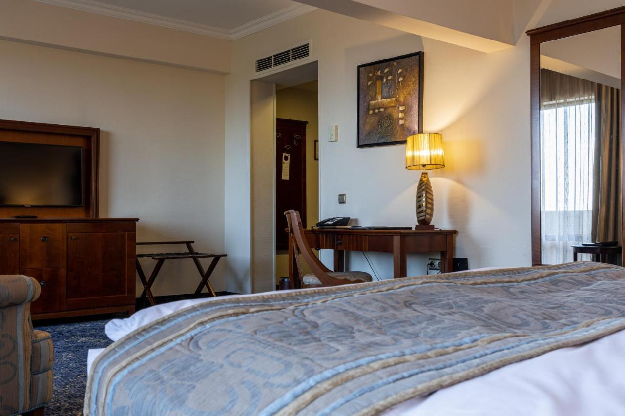 Primoretz Grand Hotel & Spa Burgas Exterior photo A room at the hotel