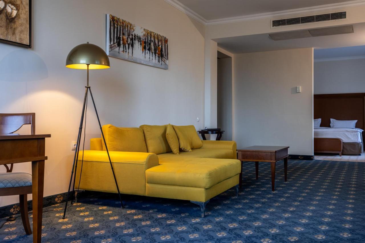 Primoretz Grand Hotel & Spa Burgas Exterior photo A suite at the hotel